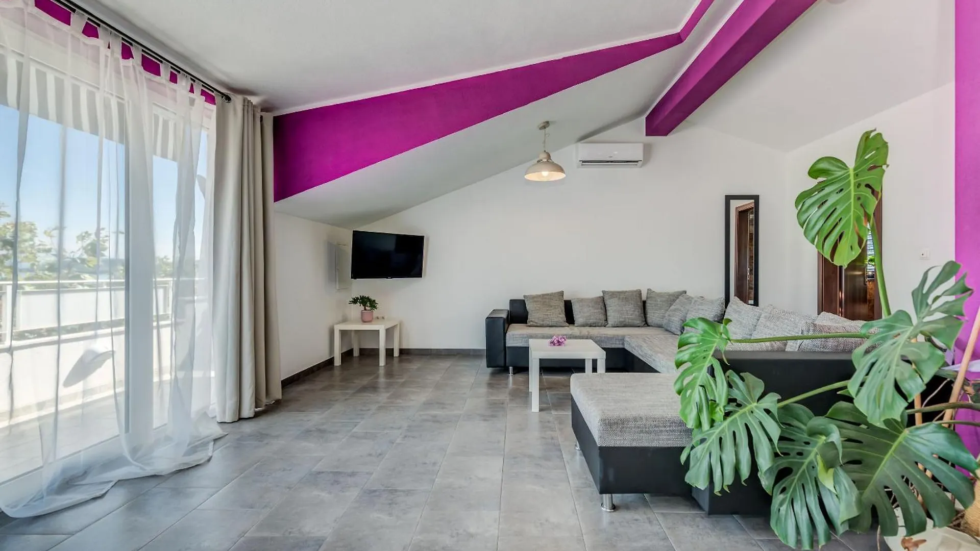 Apartments Deepwater Slatine 0*,