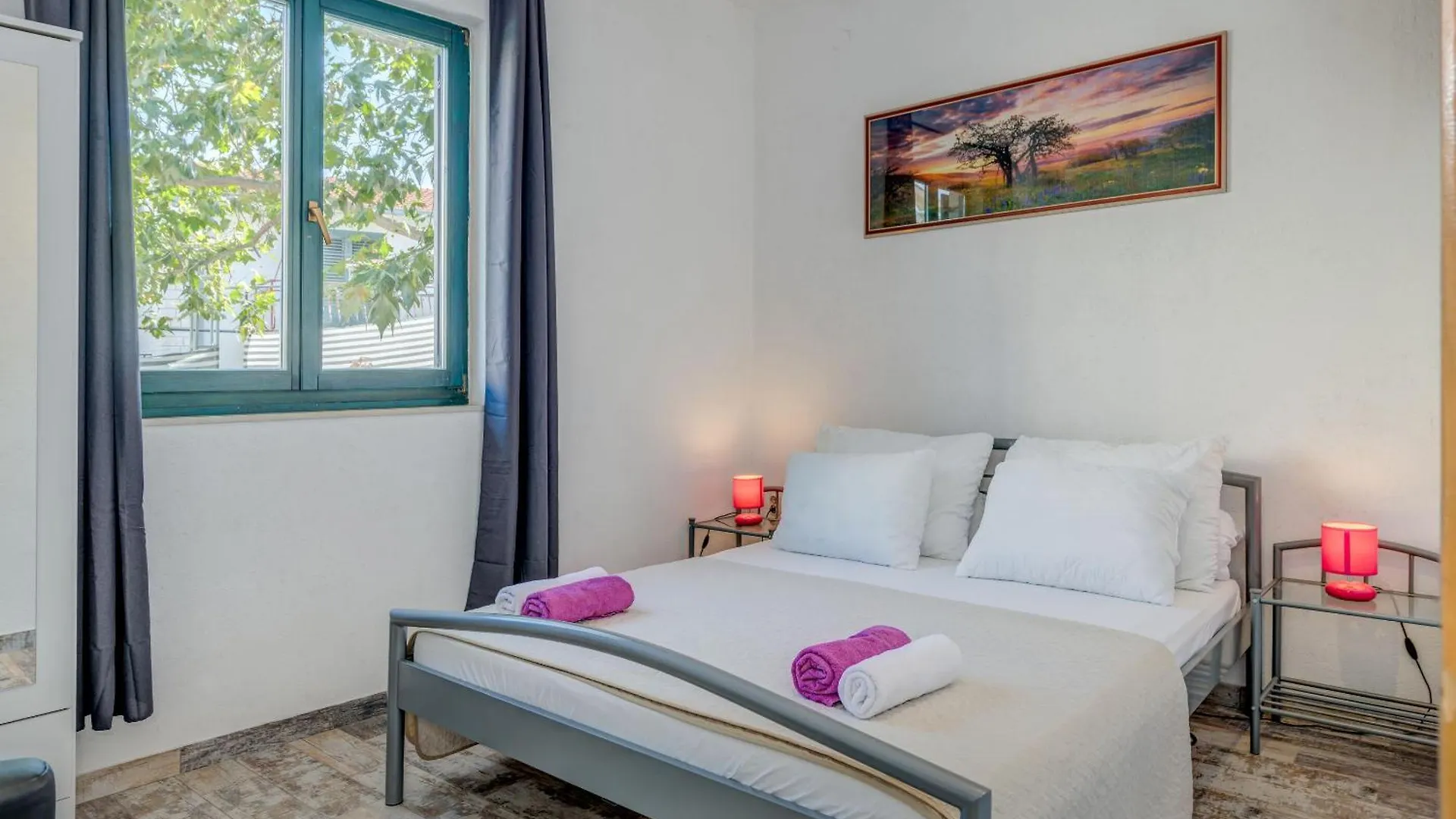 Apartments Deepwater Slatine 0*,